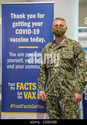 Rafal Kolodziej, ein Bootsmann der zweiten Klasse, der dem Navy Cargo Handling Battalion-ONE, Williamsburg, Virginia, zugewiesen wurde, bietet logistische Unterstützung im Hynes Convention Center COVID-19 Community Vaccine Center, Boston, Massachusetts, 19. April 2021. US-Dienstmitglieder aus dem ganzen Land werden zur Unterstützung der Maßnahmen des Verteidigungsministeriums zur Reaktion auf Impfstoffe eingesetzt. Das U.S. Northern Command setzt sich über die U.S. Army North weiterhin dafür ein, die Federal Emergency Management Agency als Teil der gesamten Regierung weiterhin flexibel und flexibel zu unterstützen Stockfoto