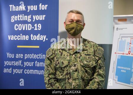 Rafal Kolodziej, ein Bootsmann der zweiten Klasse, der dem Navy Cargo Handling Battalion-ONE, Williamsburg, Virginia, zugewiesen wurde, bietet logistische Unterstützung im Hynes Convention Center COVID-19 Community Vaccine Center, Boston, Massachusetts, 19. April 2021. US-Dienstmitglieder aus dem ganzen Land werden zur Unterstützung der Maßnahmen des Verteidigungsministeriums zur Reaktion auf Impfstoffe eingesetzt. Das U.S. Northern Command setzt sich über die U.S. Army North weiterhin dafür ein, die Federal Emergency Management Agency als Teil der gesamten Regierung weiterhin flexibel und flexibel zu unterstützen Stockfoto