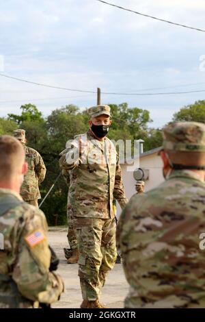 Befehl Sgt. Major Brian Bertazon, Military Intelligence Readiness Command (MIRC), spricht vor ihrem ersten Event des Tages im Joint Base San Antonio – Camp Bullis am 19. April 2021 mit den Teilnehmern des MIRC Best Warrior Competition (BWC). Während der BWC verbringen Soldaten des MIRC eine Woche damit, an einer Vielzahl von Herausforderungen teilzunehmen, darunter Waffen zu schießen, Landnavigation, den Army Combat Fitness Test und verschiedene Mystery Events. Diese Herausforderungen testen die Fähigkeiten und die Kampfbereitschaft der Soldaten, um dabei zu helfen, den besten Krieger des MIRC zu bestimmen. Stockfoto