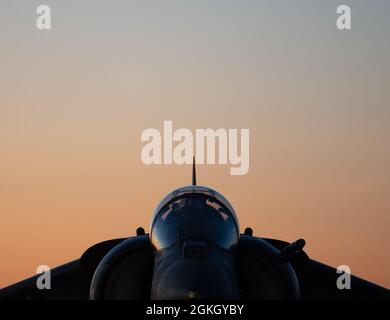 Ein AV-8B Harrier von Marine Attack Squadron 223, Cherry Point, North Carolina, wartet auf den Start vom Gowen Field, Boise, Idaho, 19. April 2021. Das Flugzeug und die Staffel trainieren in Idaho mit dem 124th Fighter Wing. Stockfoto