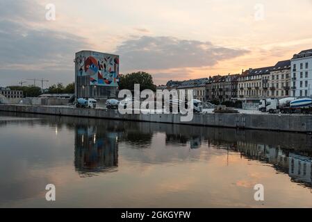 Laeken, Region Brüssel-Hauptstadt, Belgien - 09 10 2021: Wohn- und Industriegebäude, die sich während des goldenen Hous im Wasser des Kanals spiegeln Stockfoto