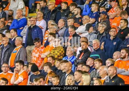 Blackpool, Großbritannien. September 2021. Blackpool-Fans beim Sky Bet Championship-Spiel zwischen Blackpool und Huddersfield Town in der Bloomfield Road, Blackpool, England am 14. September 2021. Foto von Sam Fielding. Quelle: Prime Media Images/Alamy Live News Stockfoto