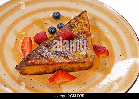 französisches Toastbrot mit frischen Beeren. Gesundes Frühstückskonzept Stockfoto