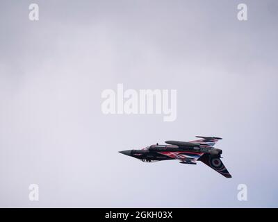 RAF Typhoon Fighter ( Nickname Black Jack ) invertiert während einer Luftbildausstellung auf der Bournemouth Air Show 2021 Stockfoto