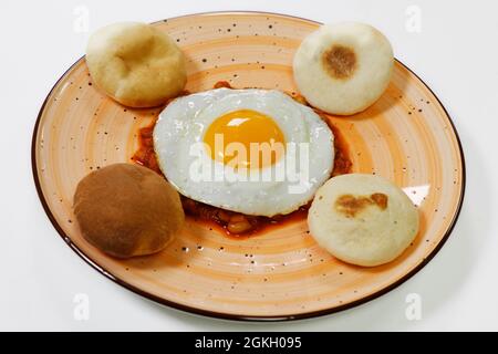 Spiegelei (Bullauge) mit hausgemachten gebackenen Bohnen mit knusprigem Brot Stockfoto