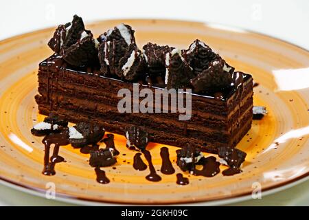 Schoko-Kuchen mit Teufelsschwamm und Kekschips überstreichen Stockfoto