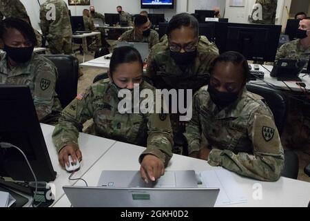 U. S. Army Sgt. Maj. Donnel Cabanos, G-1 des 32d Army Air and Missile Defence Command (AAMDC), lehrt Truppen am April, wie sie operative Übungen am USARCENT-Hauptquartier auf dem Shaw Air Force Base in Sumter, S.C. durchführen. 19, 2021. Diese Übungen verbessern unsere rechtzeitige Reaktion und unsere Fähigkeiten, indem sie das Verständnis der Abläufe gewährleisten und die regionale Sicherheit verbessern. Stockfoto
