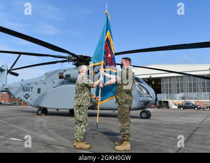 Ankommender Fleet Readiness Center East Kommandierender Offizier Oberst Thomas A. Atkinson, rechts, erhält den FRCE-Leitfaden vom ausscheidenden FRCE Kommandanten Capt. Mark E. Nieto auf der Fluglinie des Depots. Atkinson übernahm das Kommando über das Depot während einer kurzen, amtlich stattfindenden Befehlswechselzeremonie, die am 7. Mai in der Einrichtung stattfand. Stockfoto