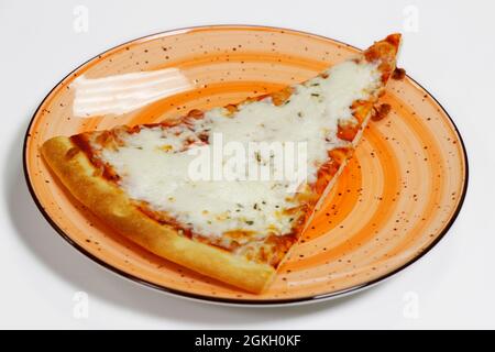 amerikanische Pizzascheibe, dünne Kruste mit Tomatensauce und Mozzarella-Käse, ähnlich margarita Stockfoto