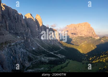 Luftaufnahme des Grödner Passes und des Langkofels bei Sonnenaufgang. Dolomiten, Südtirol, Bezirk Bozen, Italien, Europa. Stockfoto