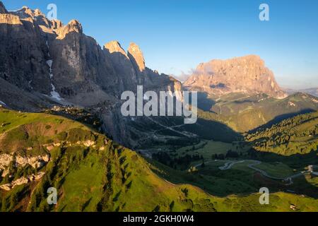 Luftaufnahme des Grödner Passes und des Langkofels bei Sonnenaufgang. Dolomiten, Südtirol, Bezirk Bozen, Italien, Europa. Stockfoto