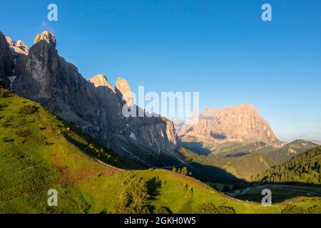 Luftaufnahme des Grödner Passes und des Langkofels bei Sonnenaufgang. Dolomiten, Südtirol, Bezirk Bozen, Italien, Europa. Stockfoto