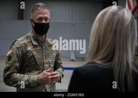 Gen. Rich Nelly, der Adjutant General von Illinois und Kommandant der Illinois National Guard, spricht mit Mitgliedern der örtlichen Gesundheitsbehörde auf der Belle-Clair Impfstelle in Belleville, Illinois, 20. April 2021. Die Gesundheitsbehörden der Bezirks in ganz Illinois arbeiten Hand in Hand mit der Nationalgarde von Illinois, um die Einwohner der Bundesstaaten zu impfen. Stockfoto