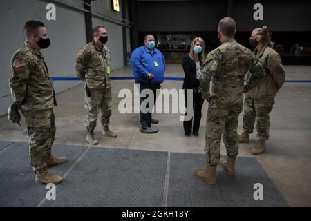 Gen. Rich Nelly, der Adjutant General von Illinois und Kommandant der Illinois National Guard, spricht mit Mitgliedern der örtlichen Gesundheitsbehörde auf der Belle-Clair Impfstelle in Belleville, Illinois, 20. April 2021. Die Gesundheitsbehörden der Bezirks in ganz Illinois arbeiten Hand in Hand mit der Nationalgarde von Illinois, um die Einwohner der Bundesstaaten zu impfen. Stockfoto