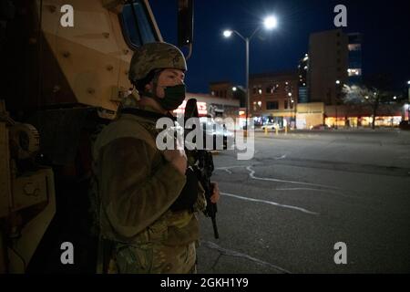 Ein Soldat der Nationalgarde von Minnesota steht am 20. April 2021 mit seinem Sicherheitsteam in Minneapolis auf der Wache. Die Soldaten unterstützen Strafverfolgungsbeamte beim Schutz von Leben und Eigentum und gewährleisten die Fähigkeit, sich nach dem Schuldverhandlung des ehemaligen Minneapolis-Polizeibeamten Derek Chauvin friedlich zu versammeln. Stockfoto