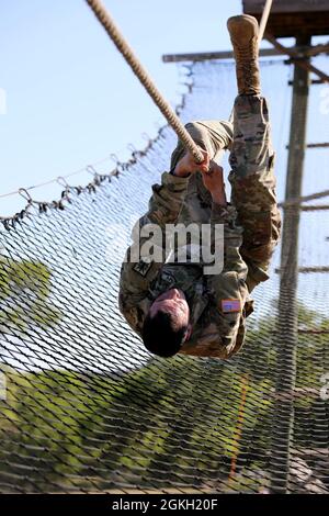 Personal Sgt. Myles Kalf, 323. Militärgeheimdienstbataillon, beendet ein Hindernis während des MIRC-Wettbewerbs (Best Warrior Competition) auf der gemeinsamen Basis San Antonio – Camp Bullis am 20. April 2021. Während der BWC verbringen Soldaten des MIRC eine Woche damit, an einer Vielzahl von Herausforderungen teilzunehmen, darunter Waffen zu schießen, Landnavigation, den Army Combat Fitness Test und verschiedene Mystery Events. Diese Herausforderungen testen die Fähigkeiten und die Kampfbereitschaft der Soldaten, um dabei zu helfen, den besten Krieger des MIRC zu bestimmen. Stockfoto