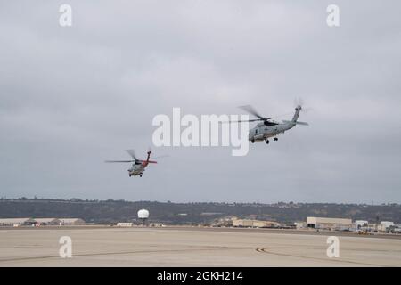 210420-N-UM741-1231 SAN DIEGO PR. 20, 2021) zwei MH-60R Seahawk-Hubschrauber vom Helicopter Maritime Strike Squadron (HSM) 49 fliegen zum ersten allweiblichen Trainingsflug der Crew MH-60R. HSM-49 und HSM-41 befinden sich auf der Naval Air Station North Island und bieten vertikale Kampfmöglichkeiten gegen U-Boot- und Oberflächenkämpfe für Trägerstreikgruppen, amphibische Gruppen und unabhängig eingesetzte Marineschiffe. Stockfoto