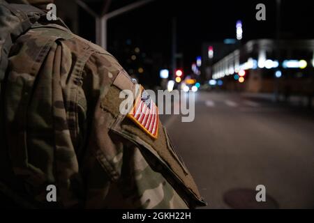 Mitglieder der Minnesota National Guard stehen am Abend des 20. April 2021 an der Nicollet Avenue in Minneapolis als Teil des Operation Safety Net, Die öffentlichen Sicherheitsbemühungen, Leben und Eigentum zu schützen und das Recht für Menschen zu gewährleisten, während des Prozesses gegen den ehemaligen Minneapolis-Polizeibeamten Derek Chauvin friedlich zu protestieren. Mehr als 3,000 Minnesota Guardsmen sind im Dienst, um die Sicherheit und die Sicherheit der lokalen Gemeinschaft zu gewährleisten. Stockfoto