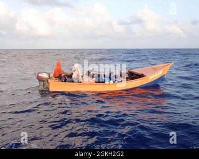 Ein behelfsmäßiges Schiff mit 18 Migranten an Bord, das in den Gewässern der Mona Passage von der Besatzung des Küstenwache-Schneiters Joseph Tezanos am 20. April 2021 verbietet wurde. Die Migranten, 17 Männer und eine Frau, die behaupteten, Angehörige der Dominikanischen Republik zu sein, wurden am 22. April 2021 in ein Schiff der Dominikanischen Republik der Marine vor der Dominikanischen Republik zurückgeführt. Stockfoto