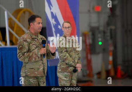 US Air Force Col. Greg Moseley, Kommandant des 325. Kampfflügels und Chief Master Sgt. Kati Grabham, Kommandochef der 325. FW, hält am 20. April 2021 einen Anruf auf der Tyndall Air Force Base. Der all-Aufruf ermöglichte es dem Befehlsteam, Fragen von Team Tyndall zu beantworten und Updates für die Neuerstellung der Installation bereitzustellen. Stockfoto