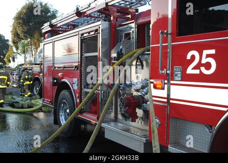 Die San Diego Fire-Rescue Engine 25 versorgt die Feuerwehr bei einem Strukturbrand mit Wasser Stockfoto