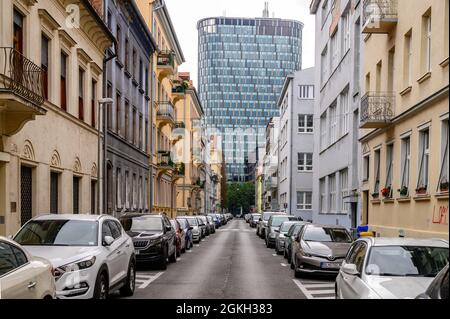 Bratislava, Slowakei - 24. September 2019 - Autos auf beiden Seiten der Straße in der Nähe der Altstadt Bratislava, Slowakei. Stockfoto
