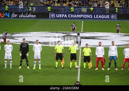 KIEW, UKRAINE - 14. SEPTEMBER 2021 - Chefreferent Anthony Taylor (C) wird vor dem UEFA Champions League-Spiel der Gruppe E 2021/2022 zwischen dem FC Dynamo Kiew und S.L. Benifica auf dem Feld beim NSC Olimpiyskiy in Kiew, der Hauptstadt der Ukraine, gesehen Stockfoto