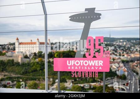 Bratislava, Slowakei - 27. September 2019 -der UFO-Turm ist das Wahrzeichen an der Donau in Bratislava, Slowakei. Stockfoto