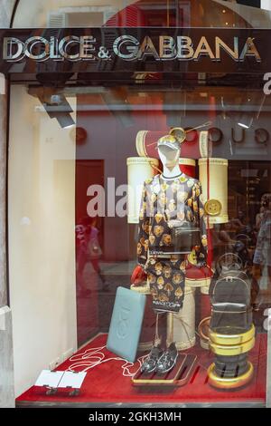 VERONA, Italien - 15 AUGUST, 2019: ein Schild mit dem Namen Dolce und Gabbana. Italienische Designer Domenico Dolce und Stefano Gabbana. Fashion House Stockfoto