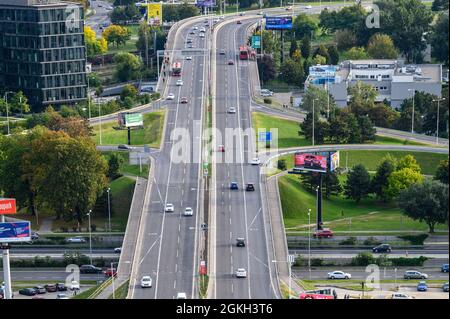 Bratislava, Slowakei - 27. September 2019 - die Luftaufnahme vom UFO-Turm Bratislava Stadt, Slowakei. Stockfoto