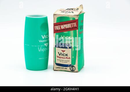 Vicks Dampf reiben Kunststoff Inhalator Vaporette und 60er Jahre Karton Verpackung Stockfoto