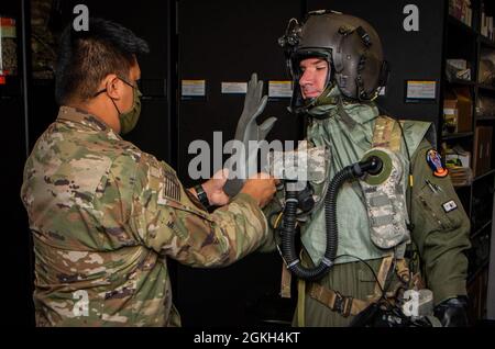 Maj. Daniel Morrissey, 88. Test and Evaluations Squadron (TES) Assistant Director of Operations, ist von Tech Sgt mit chemischer, biologischer, radiologischer und nuklearer (CBRN) Flugausrüstung ausgestattet. Michael Engen, 88. TES Aircrew-Fluggerätungstechniker, vor einem Entwicklungstest auf der Nellis Air Force Base, Nevada, 20. April 2021. CBRN-Geräte bieten den Flugbesatzungen in toxischer Umgebung chemischen, biologischen, radiologischen und nuklearen Schutz. Stockfoto