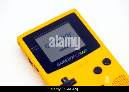 Gelbes Nintendo Gameboy Color Handheld-Gerät Stockfoto