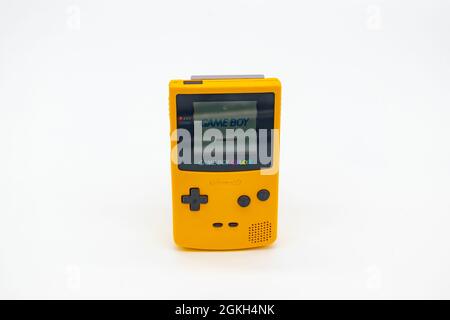 Gelbes Nintendo Gameboy Color Handheld-Gerät Stockfoto