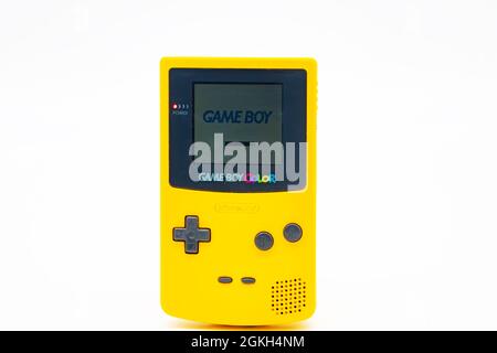 Gelbes Nintendo Gameboy Color Handheld-Gerät Stockfoto