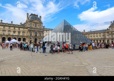 Frankreich, Paris, 2021-08-11. Eine lange Schlange vor dem Eingang des Louvre-Museums vor der Pyramide wegen der Kontrolle der Gesundheitspas Stockfoto