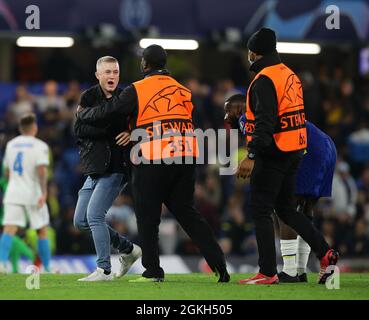 London, England, 14. September 2021. Ein Eindringling auf dem Spielfeld während des Spiels der UEFA Champions League in Stamford Bridge, London. Bildnachweis sollte lauten: David Klein / Sportimage Stockfoto