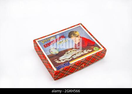 1950er Jahre hölzerne vintage Sieg geographische Puzzle der Welt in illustrierter Box Stockfoto