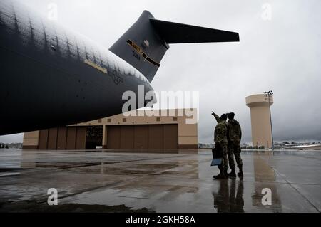 Die dem 911. Flugzeugwartungsgeschwader zugeordneten Flieger inspizieren einen C-17 Globemaster III während einer Nachflugsinspektion an der Pittsburgh International Airport Air Reserve Station, Pennsylvania, 21. April 2021. Die Crew-Chefs führen vor und nach dem Flug Inspektionen durch, um sicherzustellen, dass die Flugzeuge für die nächste mögliche Mission bereit sind. Stockfoto