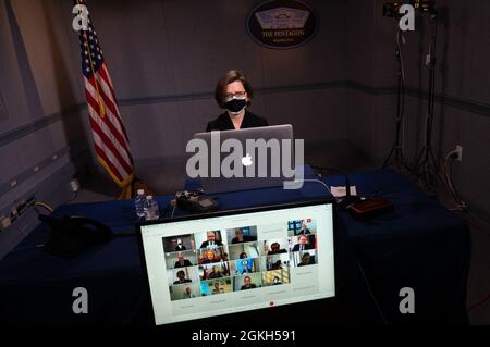 Laura K. Cooper nimmt an der virtuellen Konferenz der US-Adria-Charta (A5) Teil, die von Kroatien zum Thema „Beitrag der Frauen zu Frieden und Sicherheit: Lessons learned and challenges ahead“ (Erfahrungen und Herausforderungen vor uns) veranstaltet wird, dem Pentagon, Washington, D.C., 21. April 2021. Stockfoto