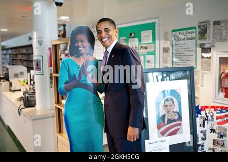 Präsident Barack Obama steht bei einem Ausschnitt der First Lady Michelle Obama während eines Besuchs der Miami Central High School in Miami, Florida, 4. März 2011. (Offizielles Foto des Weißen Hauses von Pete Souza) Dieses offizielle Foto des Weißen Hauses wird nur zur Veröffentlichung durch Nachrichtenorganisationen und/oder zum persönlichen Druck durch die Betreffzeile(en) des Fotos zur Verfügung gestellt. Das Foto darf in keiner Weise manipuliert werden und darf nicht in kommerziellen oder politischen Materialien, Anzeigen, E-Mails, Produkten, Werbeaktionen verwendet werden, die in irgendeiner Weise die Zustimmung oder Billigung des Präsidenten, des ersten, nahelege Stockfoto