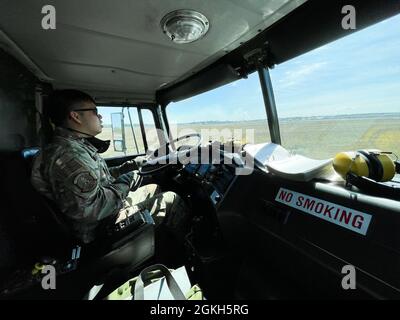 U.S. Air Force Airman 1st Class Curtis Dang, 627. Logistics Readiness Squadron Fuels Technician, fährt einen R-11-Tanker zur Unterstützung der Übung Rainier war auf der Joint Base Lewis-McChord, Washington, 21. April 2021. Übung Rainier war testet die Fähigkeit des 62. Luftlift-Flügels, ein Bereitstellungs-Tasking zu planen, zu generieren und auszuführen, Notfalloperationen aufrecht zu erhalten, volle Frequenzbereitschaft unter Beweis zu stellen, während er in einer umkämpften, degradierten und operativ begrenzten Umgebung ist. Stockfoto