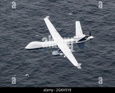 210421-N-FC670-086 PAZIFISCHER OZEAN (21. April 2021) ein unbemanntes Seeüberwachungssystem MQ-9 Sea Guardian fliegt während des Integrierten Kampfproblems der US Pacific Fleet Unmanned Systems über den Pazifischen Ozean Stockfoto