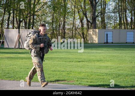 US Army Staff Sgt. Nichola Murphy, ein kalvarienjäger, der der Alpha-Truppe, der 2. Staffel, dem 101. Kavallerieregiment und der 42. Infanterie-Division zugewiesen wurde, führt während des New York Army National Guard Best Warrior Competition am Camp Smith Training Site, N.Y., 22. April 2021 einen Ruck march durch. Der Best Warrior Competition ist eine jährliche Veranstaltung, bei der Junior-Soldaten und nicht-beauftragte Offiziere verschiedener NYARNG-Einheiten an mehreren Veranstaltungen teilnehmen, um ihre militärischen Fähigkeiten und Kenntnisse sowie ihre körperliche Fitness und Ausdauer zu testen. Stockfoto