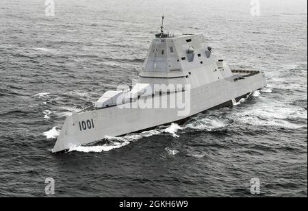 210421-N-FC670-1062 PAZIFISCHER OZEAN (21. April 2021) der Lenkflugkörper-Zerstörer USS Michael Monsoor (DDG 1001) der Zumwalt-Klasse beteiligt sich am Integrierten Kampfproblem der unbemannten Systeme der US-Pazifikflotte Stockfoto