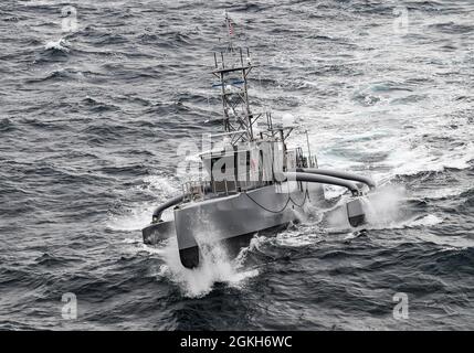 210421-N-FC670-1008 PAZIFISCHER OZEAN (21. April 2021) Ein unbemanntes Seeschiff mit mittlerer Verdrängung von Seahawk nimmt an der integrierten Schlacht von Unmanned Systems der US-Pazifikflotte Teil Stockfoto