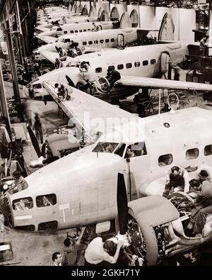 1930ER JAHRE LOCKHEED AIRCRAFT PRODUKTLINIE FLUGZEUGBAU VON HUDSON BOMBERN AUCH ALS ALTE BOOMERANG VON DER R A F - A3179 HAR001 HARS B&W ZIELE HUDSON HOME FRONT HOCHWINKEL FLUGZEUGE WELTKRIEGE ARBEIT WELTKRIEG WELTKRIEG ZWEI WELTKRIEG II LUFTFAHRT BESCHÄFTIGUNG BERUFE KRIEGSZEIT UNTERSTÜTZEN WELTKRIEG 2 BOMBER MITARBEITER 1939 GEBAUT ZUSAMMENARBEIT LOCKHEED PRÄZISION SCHWARZ UND WEISS HAR001 ARBEIT ALTMODISCH Stockfoto