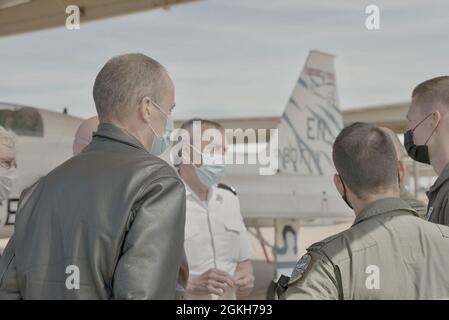 Der belgische Verteidigungschef Admiral Michel Hofman führt durch die Fluglinie des Luftwaffenstützpunktes Sheppard, Texas, 21. April 2021. Alle belgischen Kampfpiloten werden am Euro-NATO Joint Jet Pilot Training Programm auf der Sheppard Air Force Base ausgebildet. Stockfoto