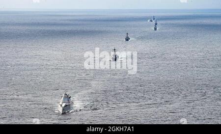 210421-N-PH222-2429 PAZIFISCHER OZEAN (21. April 2021) der geführte Raketenjäger USS Michael Monsoor (DDG 1001) der Zumwalt-Klasse, Front, nimmt an einem Training für unbemannte integrierte Kampfprobleme Teil. Commander, die dritte US-Flotte führt derzeit das unbemannte integrierte Battle Problem 21 der US-Pazifikflotte aus, ein Flottenkampfproblem, das durch die Integration bemannter und unbemannter Fähigkeiten in die anspruchsvollsten Einsatzszenarien Vorteile im Kampf mit sich bringen wird. Stockfoto