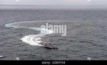 210421-N-PH222-2863 PAZIFISCHER OZEAN (21. April 2021) Sea Hunter, ein unbemanntes Seeschiff, nimmt an einer Übung zum Thema „Unmanned Integrated Battle Problem“ Teil. Commander, die dritte US-Flotte führt derzeit das unbemannte integrierte Battle Problem 21 der US-Pazifikflotte aus, ein Flottenkampfproblem, das durch die Integration bemannter und unbemannter Fähigkeiten in die anspruchsvollsten Einsatzszenarien Vorteile im Kampf mit sich bringen wird. Stockfoto